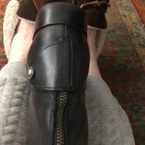 Frye black Boots zips in back!